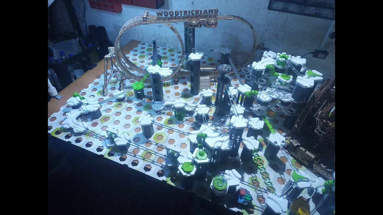 Jahrmarkt, Gravitrax Murmelbahn zusammen mit einer Holzmurmelbahn und einer Loopingbahn