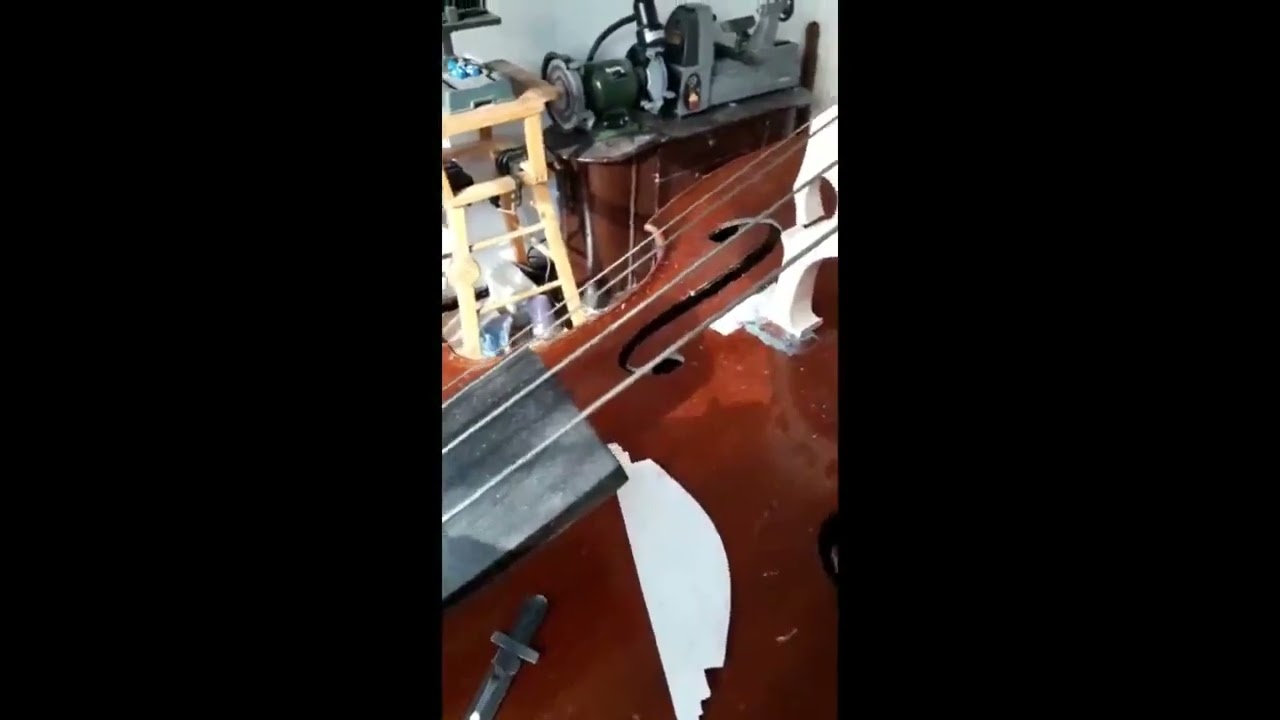 Cómo acomodar el puente y bajar la altura de las cuerdas de un contrabajo?