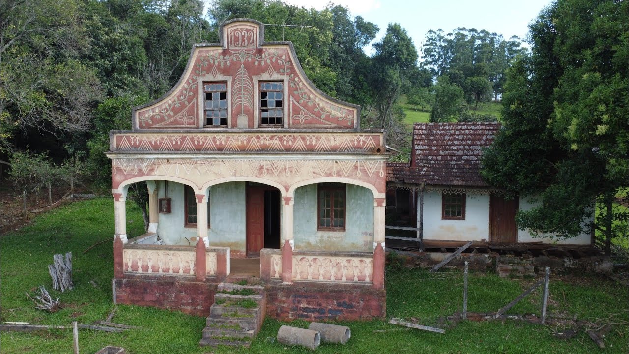 ME SURPREENDEU AO SAIR DE TRÁS DA PORTA DA CASA ABANDONADA!