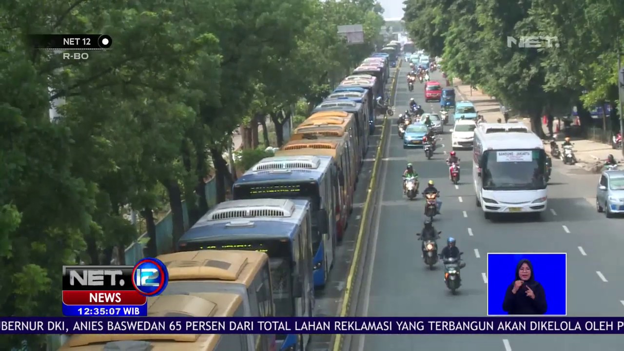 Bus Transjakarta Merayap di Halte PGC Hingga BKN   NET12