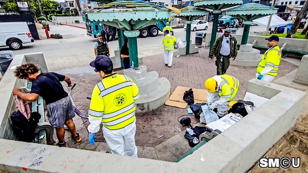 𝗣𝗔𝗚𝗢𝗗𝗔 𝗦𝗪𝗘𝗘𝗣: City Crews and Park Rangers Clear Homeless Encampment at Historic Venice Landmark