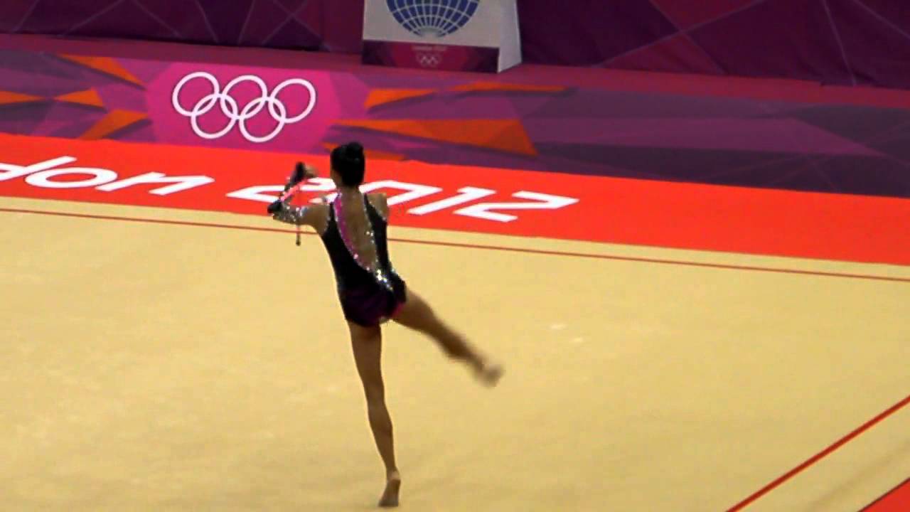 Israeli rythmic gymnast Neta Rivkin in the finals of the London 2012 Olympics with clubs.MP4