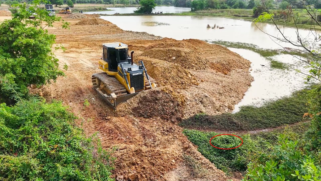 Heavy Equipment Ballet: Watch Shantui Bulldozer Dance with Unloading Trucks