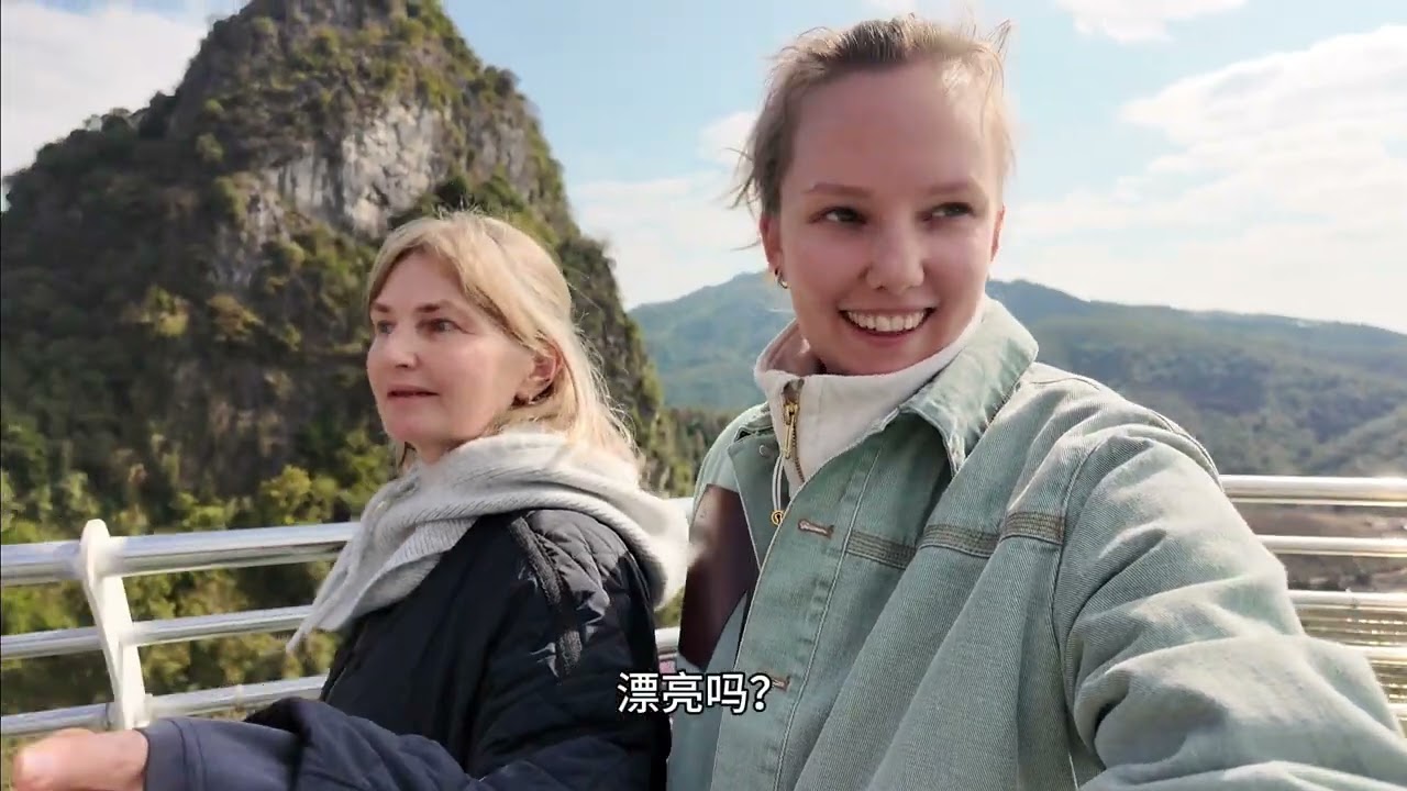 丈母娘被中国的景色惊呆瞪大双眼不敢相信，走玻璃栈道被吓到腿软