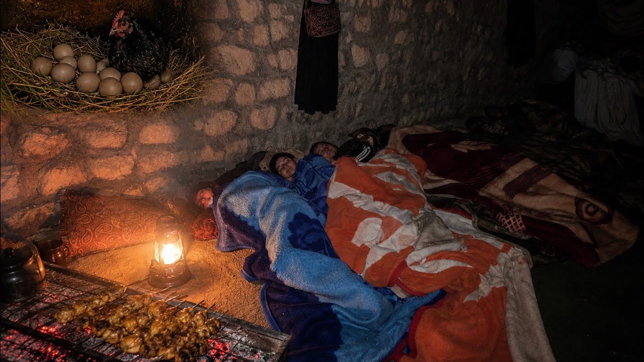 🔥 Życie koczownicze | Budowa gniazda dla kur z błota 🐔🥚 Magiczna noc w g&oacute;rach ⛰️