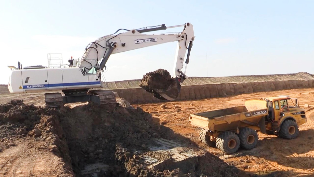 Liebherr R956 Loading Volvo A30G Dumper With 1 Meter Wide Tires