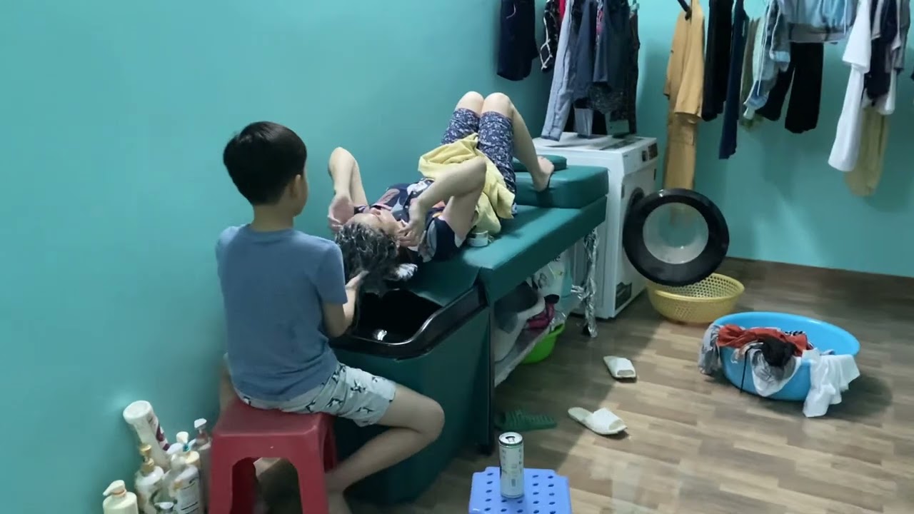 Gia Minh gội đầu cho Mẹ