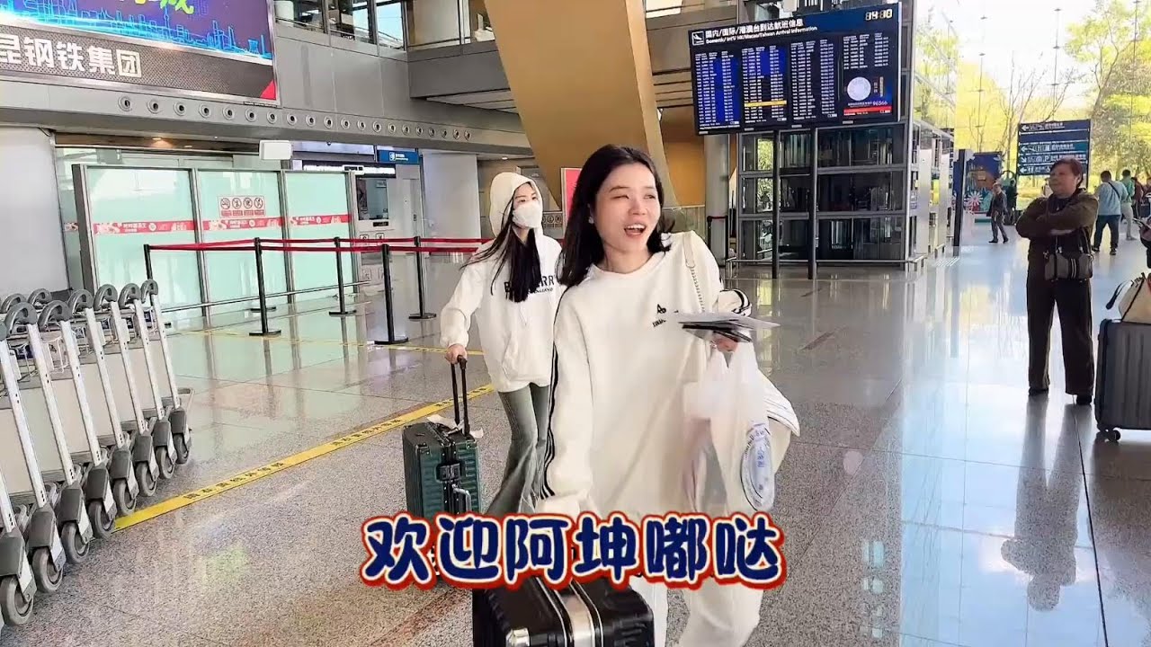 欢迎阿坤嘟哒来到中国！刚到就被饭店老板娘看上了…… #记录真实生活 #异国他乡