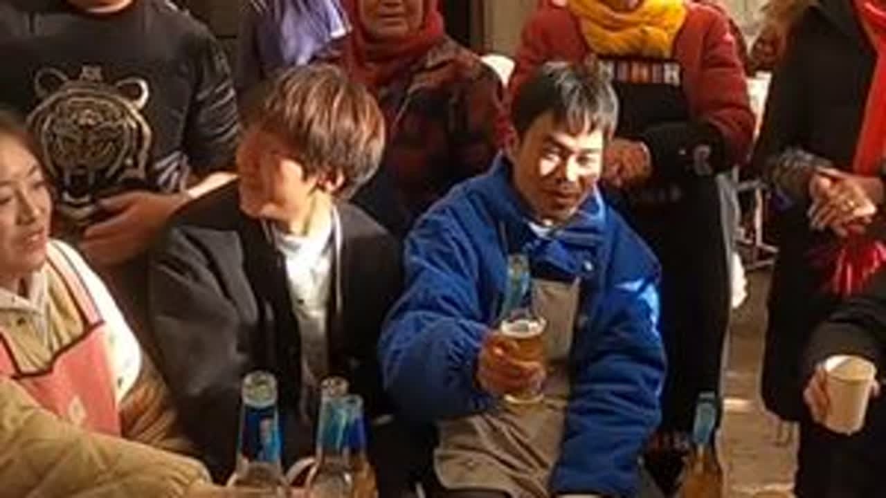 舅舅家请全村人吃泡汤饭，现场热闹非凡，乡村们一起唱敬酒歌 #我的乡村生活 #记录真实生活 #乡村守护人 #杀年猪了 #记录我的农村生活
