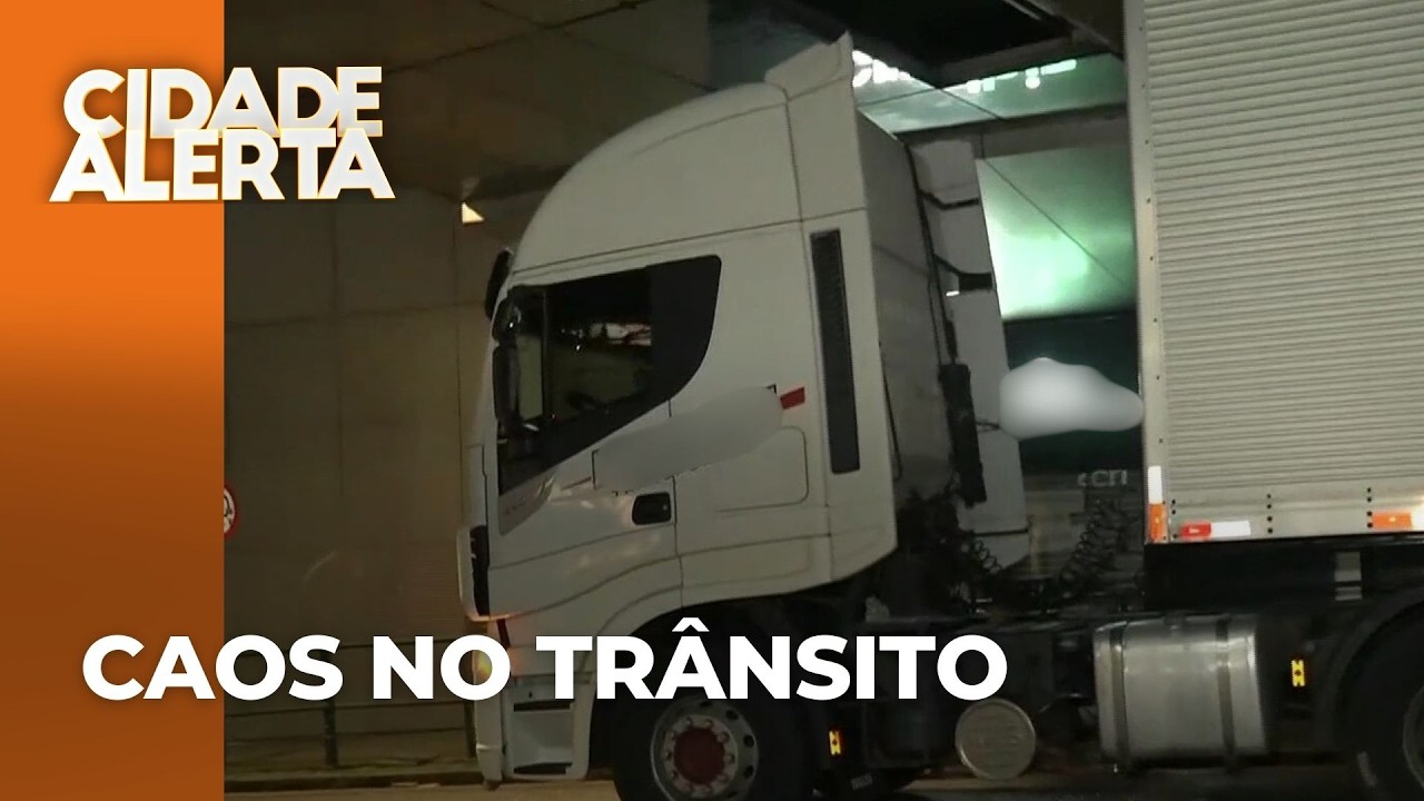 Carreta entra na canaleta e entala no Centro de Curitiba