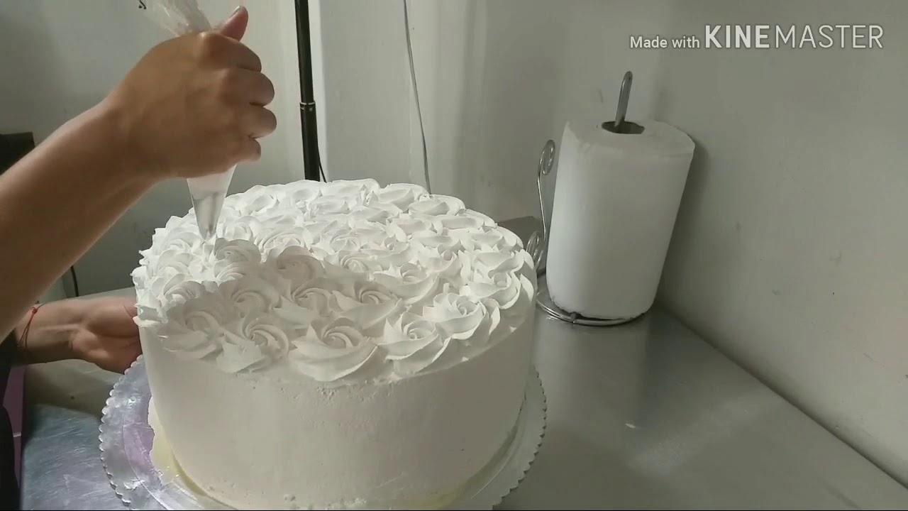 Decoración de pastel BTS en biscocho tres leches con chantilly
