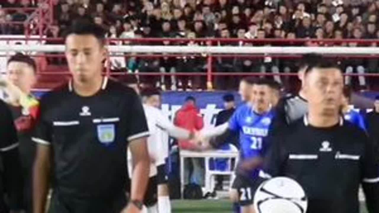 这就是新疆足球之乡的球迷们 #体育竞赛 这就是新疆足球之乡的球迷们#足球 #体育精神 #热门涨粉1000万粉丝 #感谢抖平台