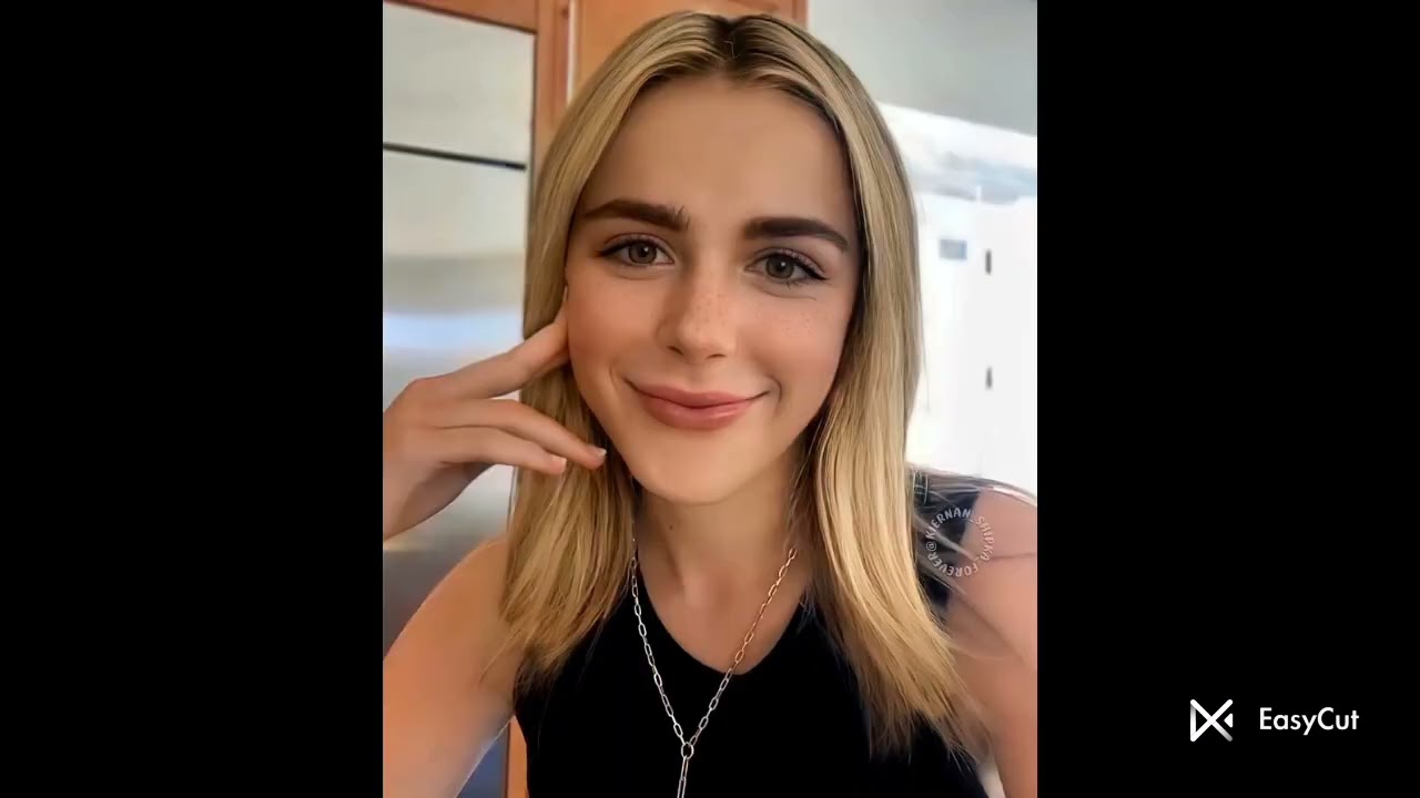 Kiernan Shipka Street Style 2026 Fashion Show up