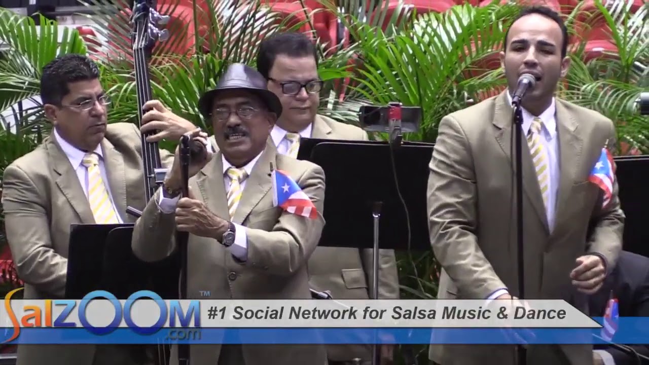 Sammy Marrero le canta por ultima vez a Raphy Levitt en su velatorio.