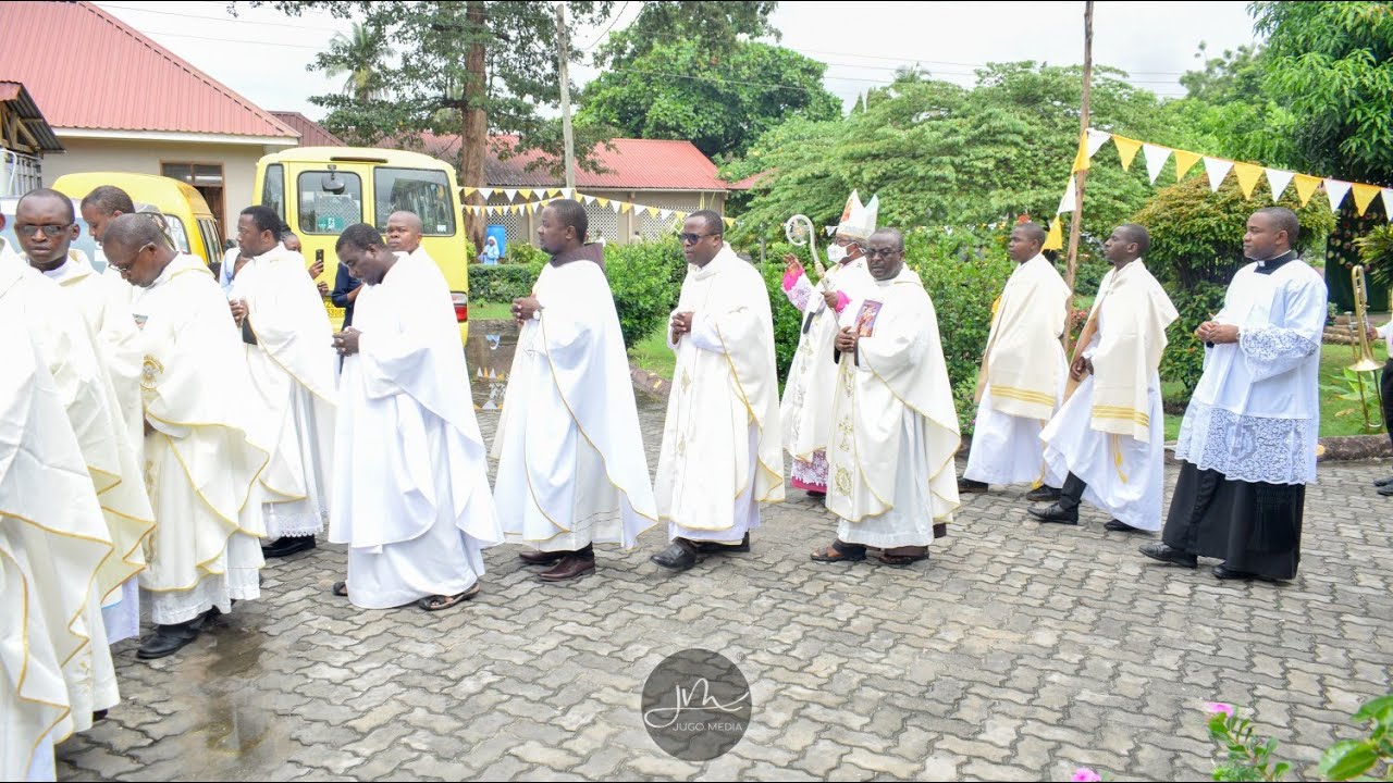 Maandamano ya Askofu, Mapadre, Masista na Wanakwaya | Misa ya Nadhiri za Daima na Jubilei Miaka 25