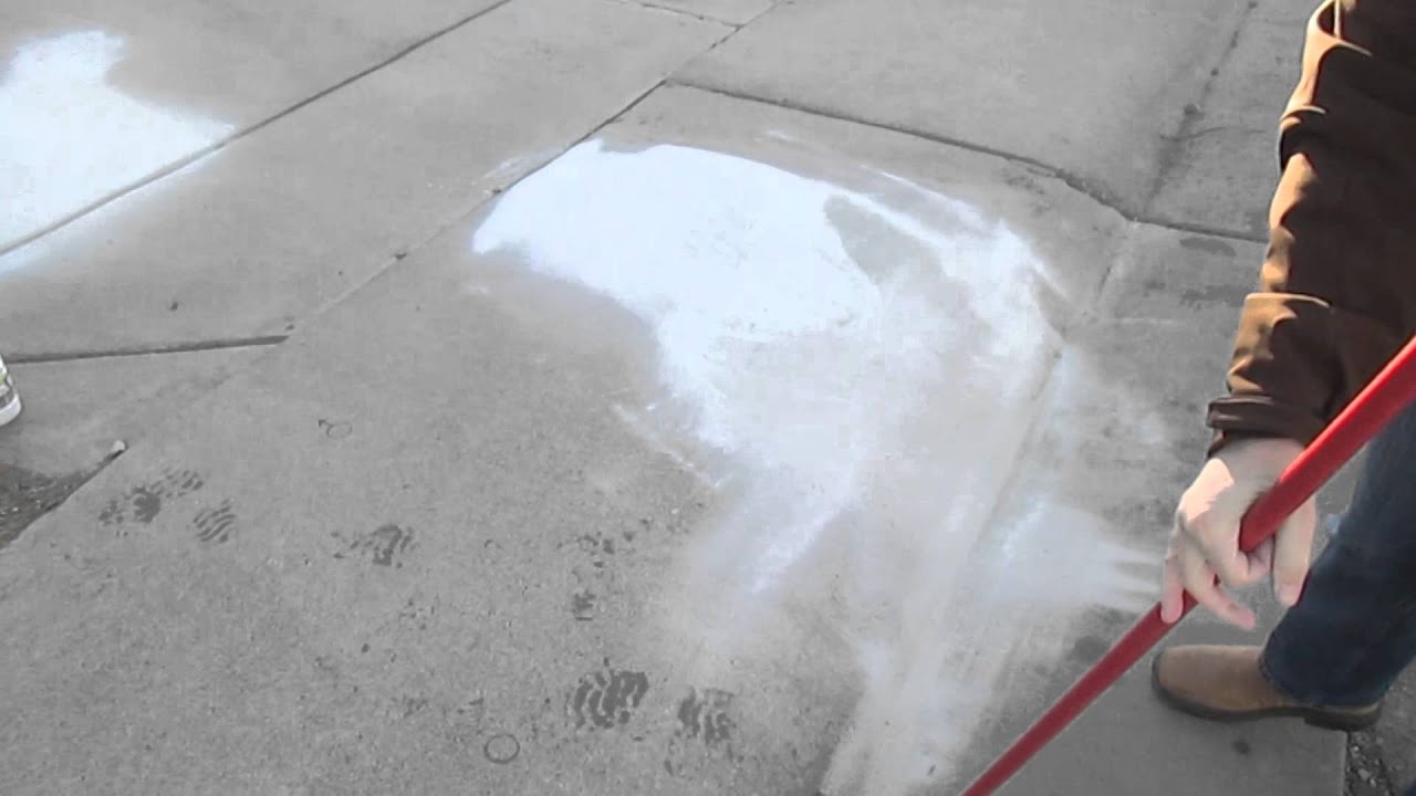 This Oil Stain Remover concrete cleaner - Safely remove oil stains from driveways and concrete