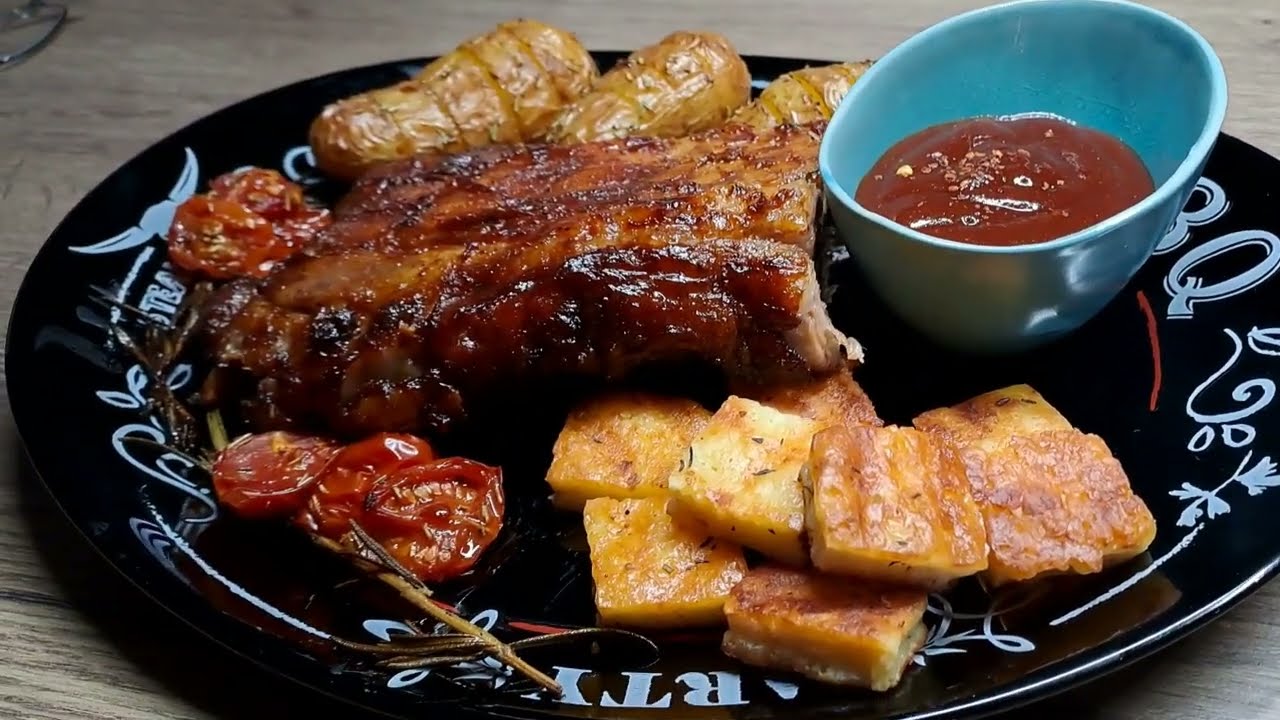 Przepis na pyszne, soczyste i mięciutkie żeberka z grilowanym serem i kartoflami.