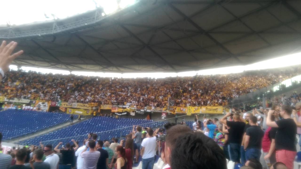 Dresden in Hannover, Mannschaft feiert mit den Fans