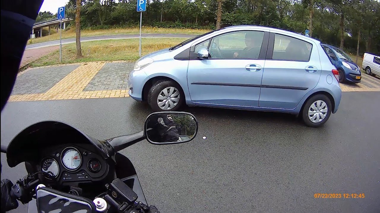 Mevrouw beetje in paniek is de weg kwijt  even gesproken en motor begeleiding naar juiste weg .
