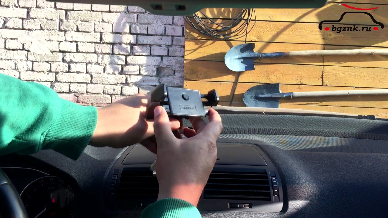 Onetto One Touch Mini - автомобильный держатель телефона на присоске.