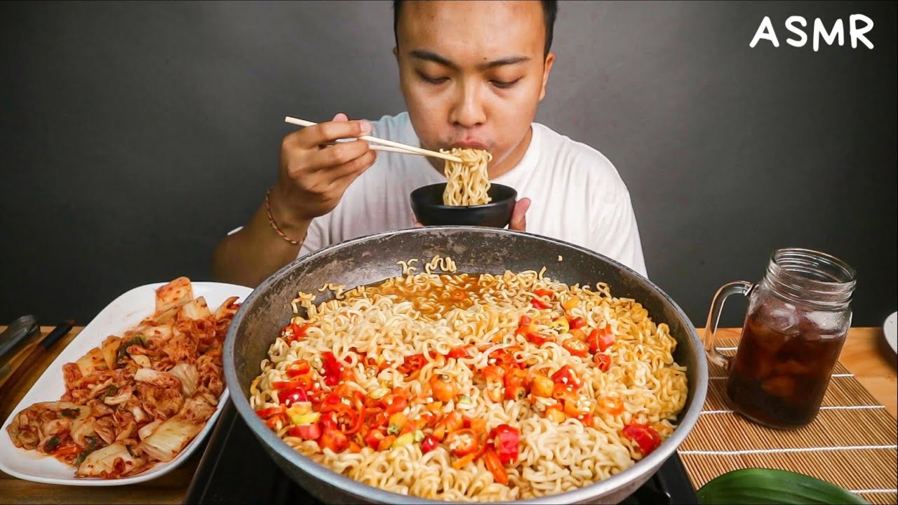 ASMR MIE KUAH PEDAS 5 BUNGKUS + KIMCHI | MAKAN MIE PEDAS MAMPUS