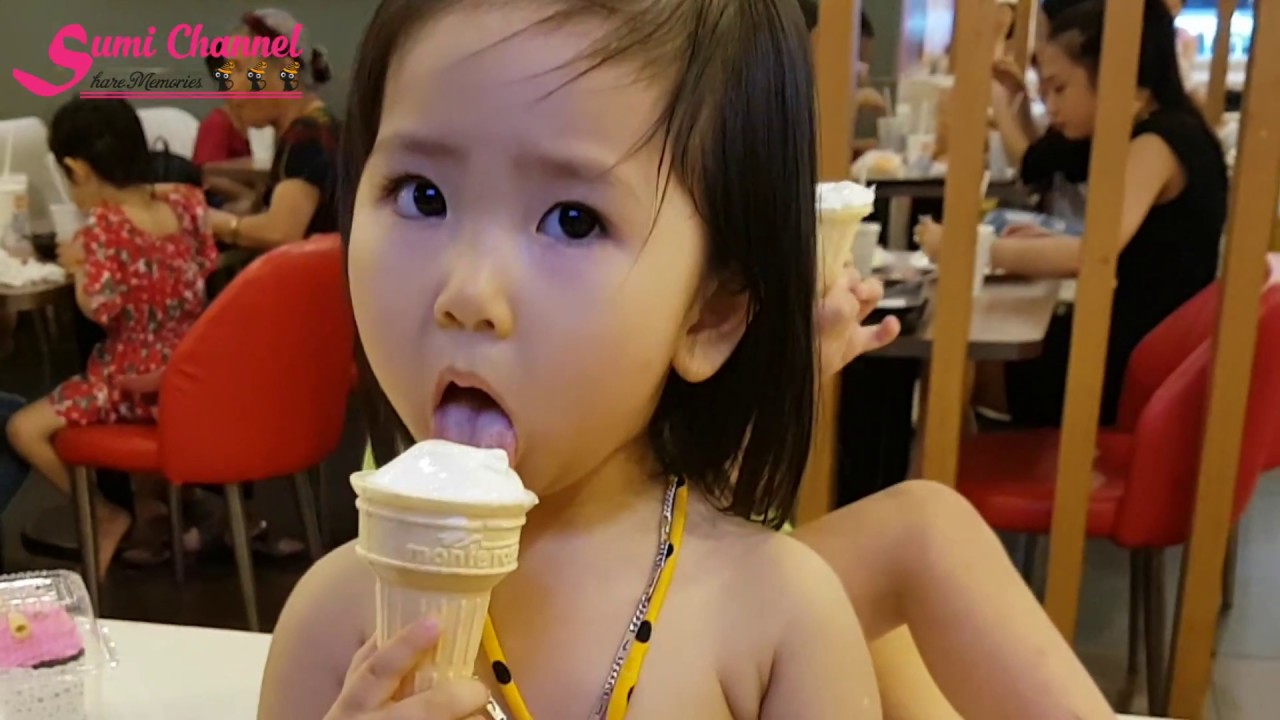 Bé Sumi Cùng Anh Chị Đi Siêu Thị Ăn Thử và Cảm Nhận Kem Ốc Quế Và Khoai Tây Chiên
