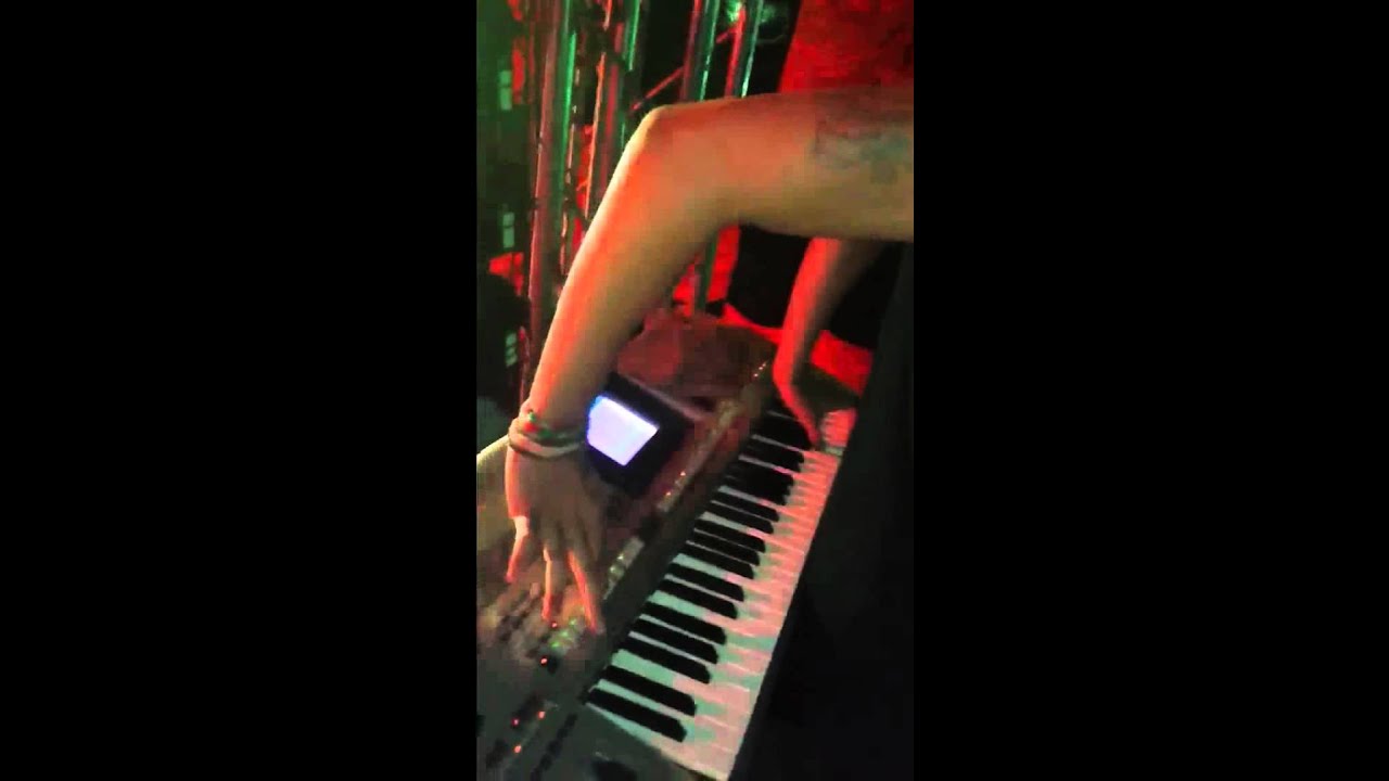 أندرو الحااوى l يعزف عالاورج بضهره