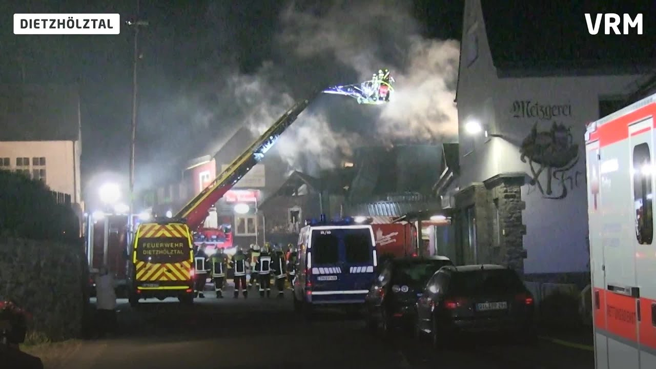 Verheerender Brand zerstört drei Häuser in Steinbrücken