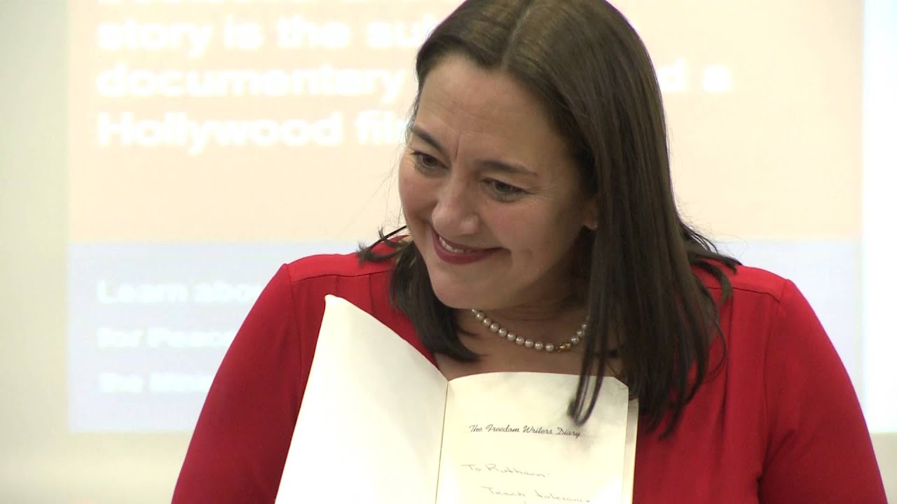 Erin Gruwell before an audience of educators at the Center for Educational Technology in Tel Aviv.