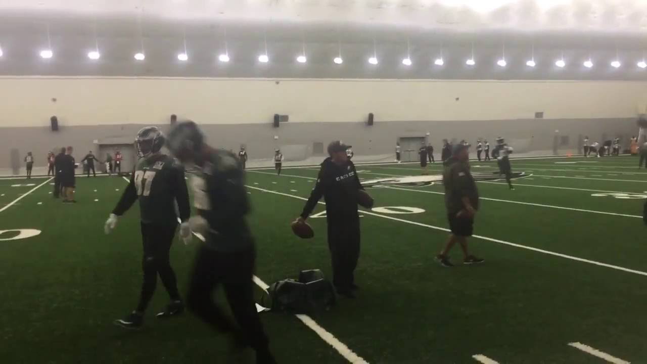 Eagles Carson Wentz works on footwork, mechanics
