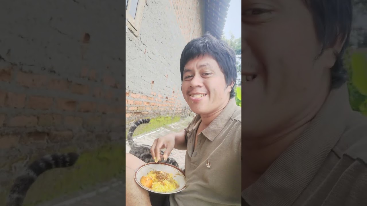 Makan siang sama telor balado dan ayam kuah sohuin enak banget bikin kenyang ibuku yang masak 