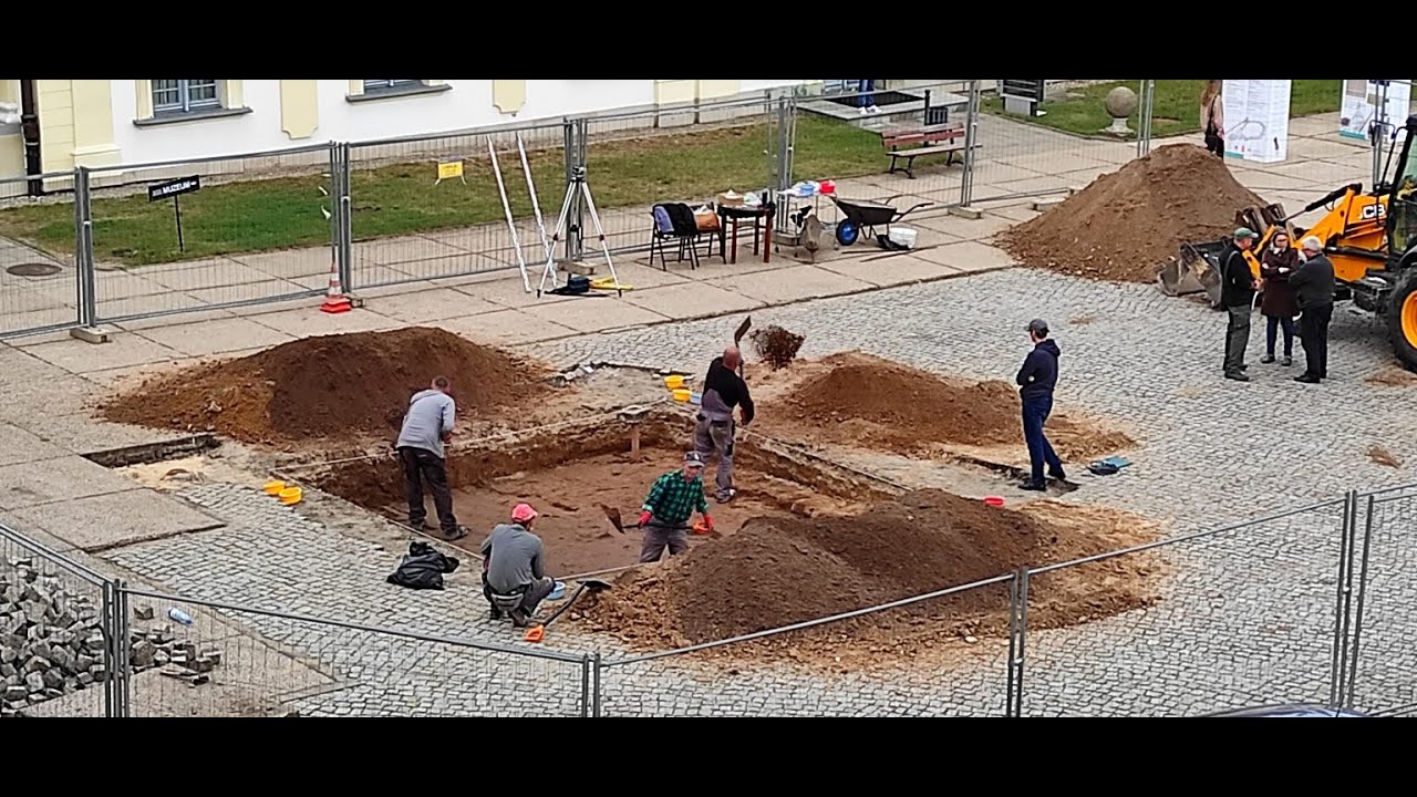 Pamiątki przeszłości na dziedzińcu Pałacu Branickich w Białymstoku