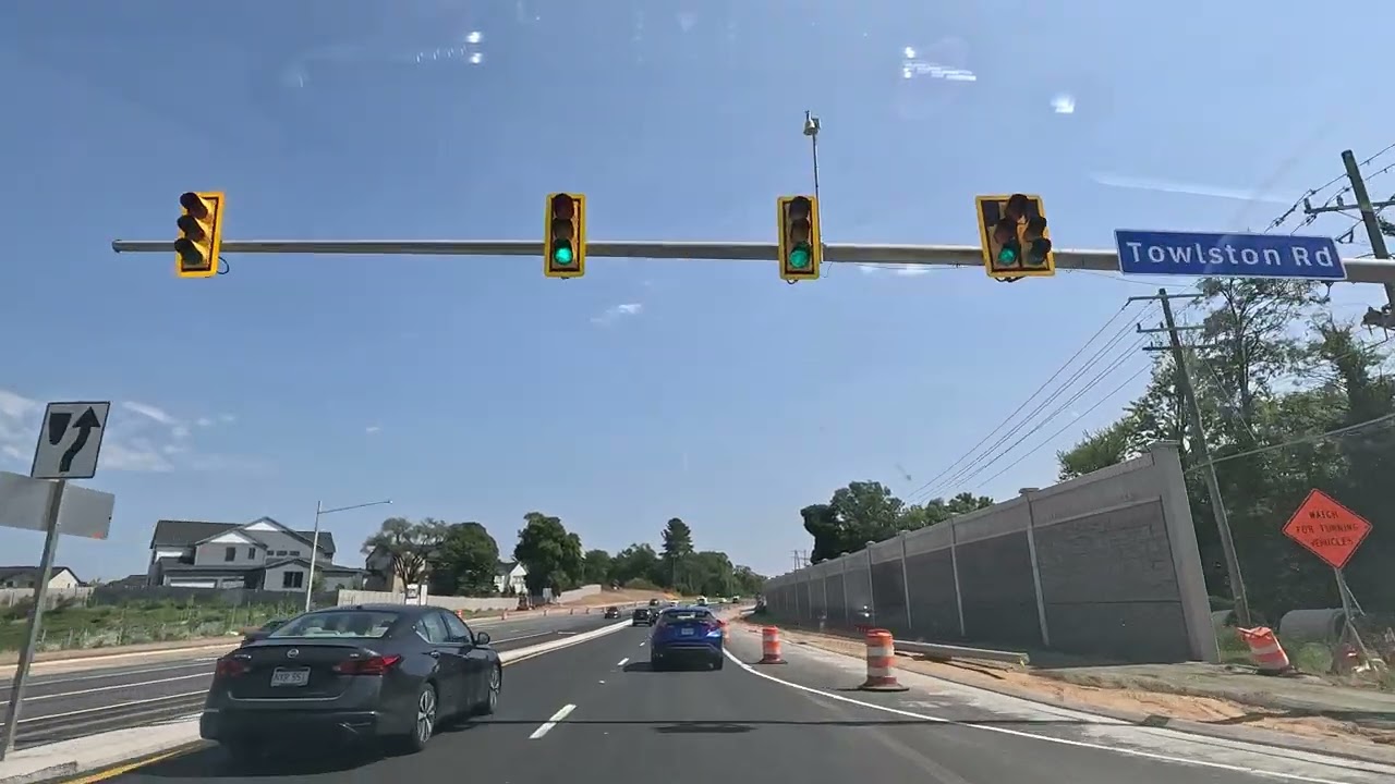 Conduciendo sobre la Leesburg Pike from Reston to Viena, VA, USA