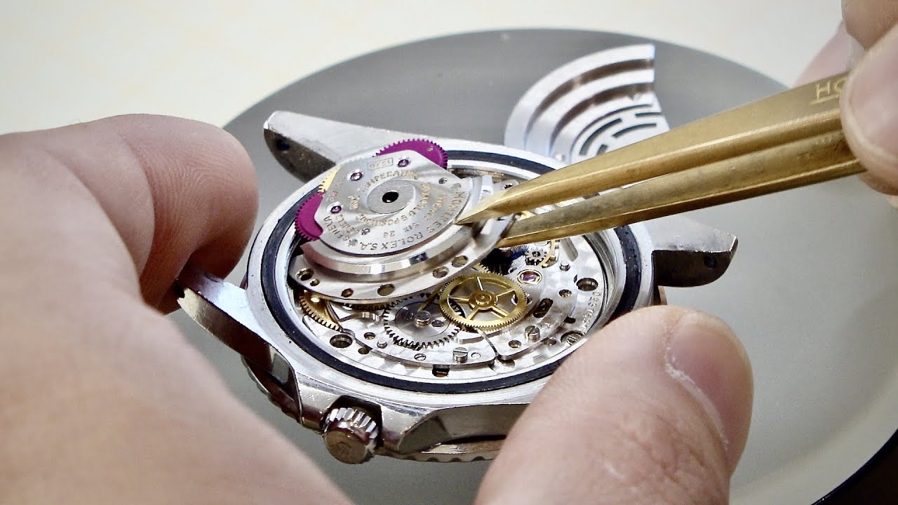 Процесс восстановления старинных роскошных часов Rolex швейцарским мастером по ремонту часов в Корее