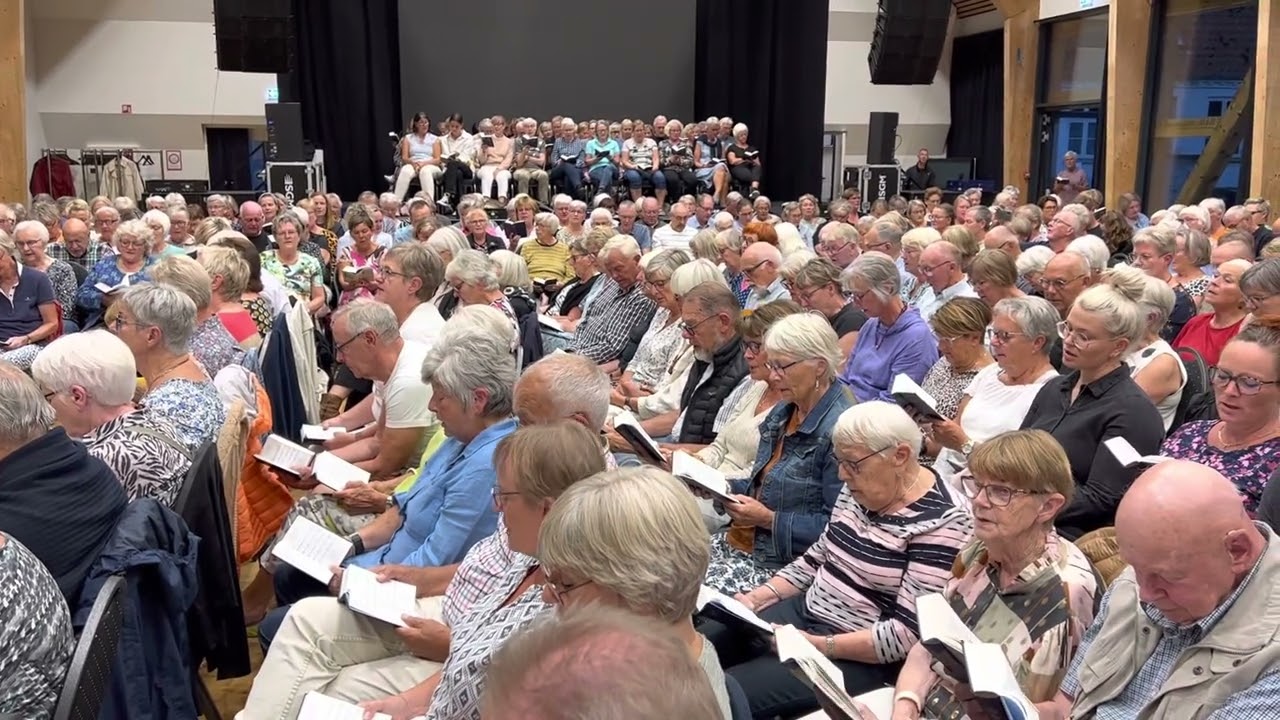 “Jeg elsker den brogede verden”, sunget på sangaftenen på Engelsholm den 6. september 2022.