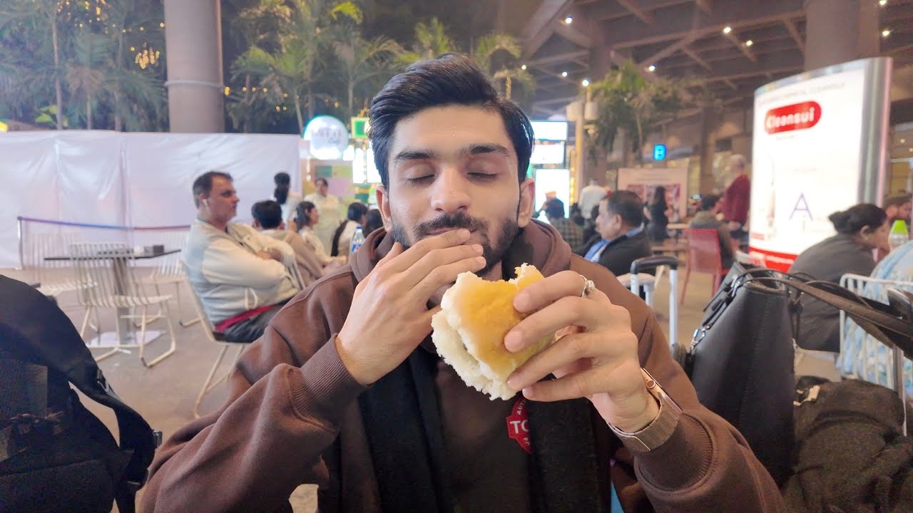 Foreigners Eating Vadapav 😂