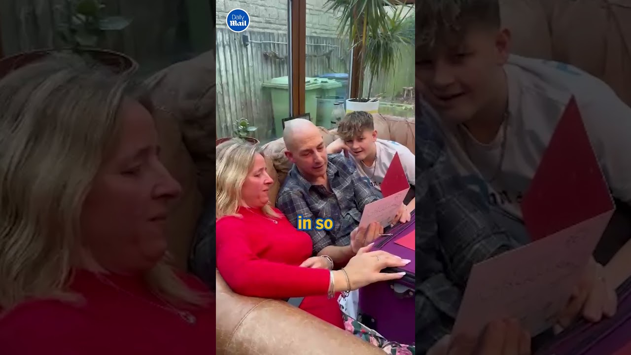 Kids give their parents an emotional Christmas surprise ❤️