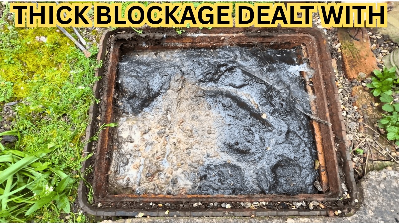 Сильный засор в канализации легко устраняется &mdash; удаляются камни.