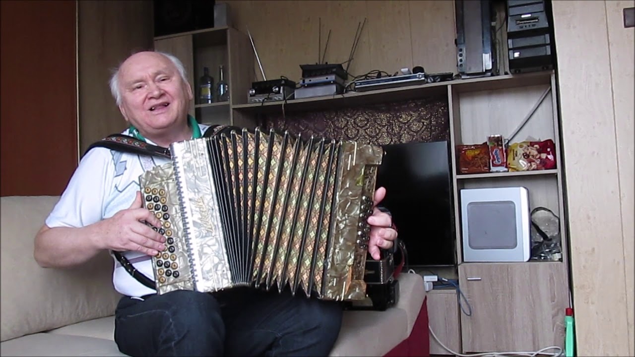 Přes dvě vesnice. Hraje a zpívá Jež Oldřich z Vítkova.