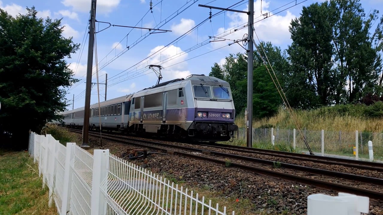 Des beaux trains sous le soleil du début de l'été en Nouvelle Aquitaine