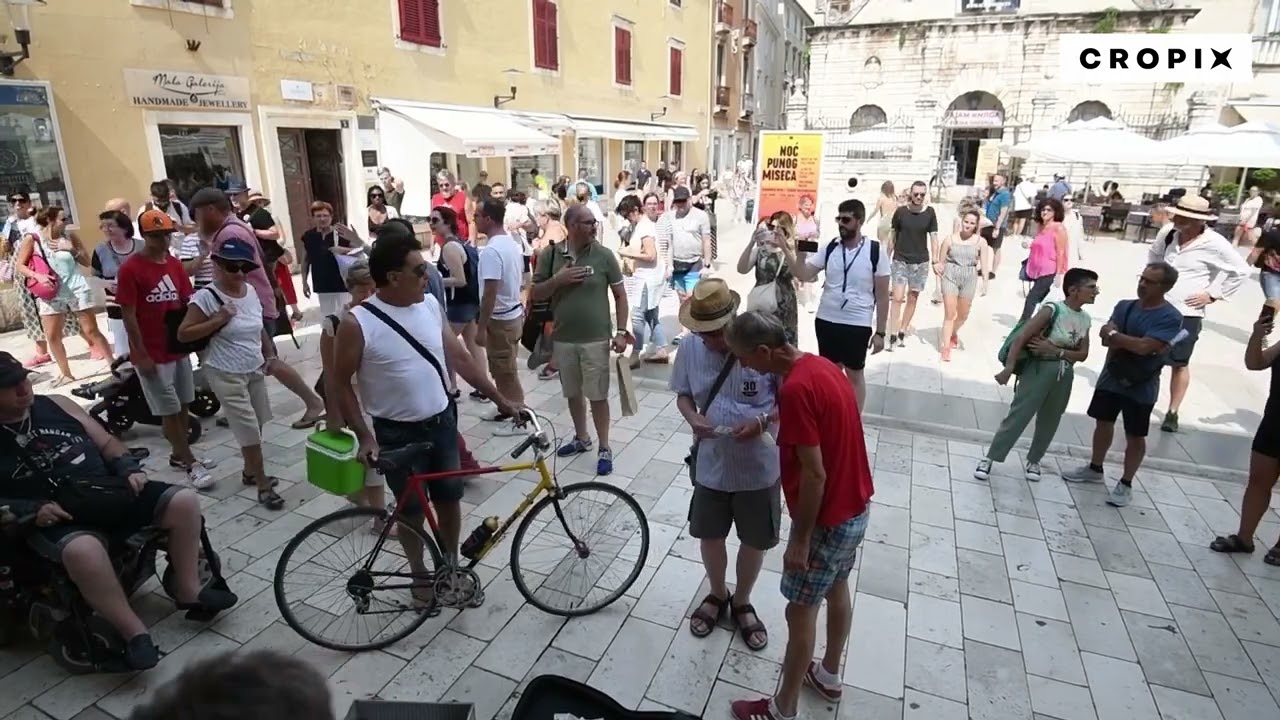 Duo Gitman i VIli Kalmeta pjesmom zabavljaju turiste na Narodnom trgu