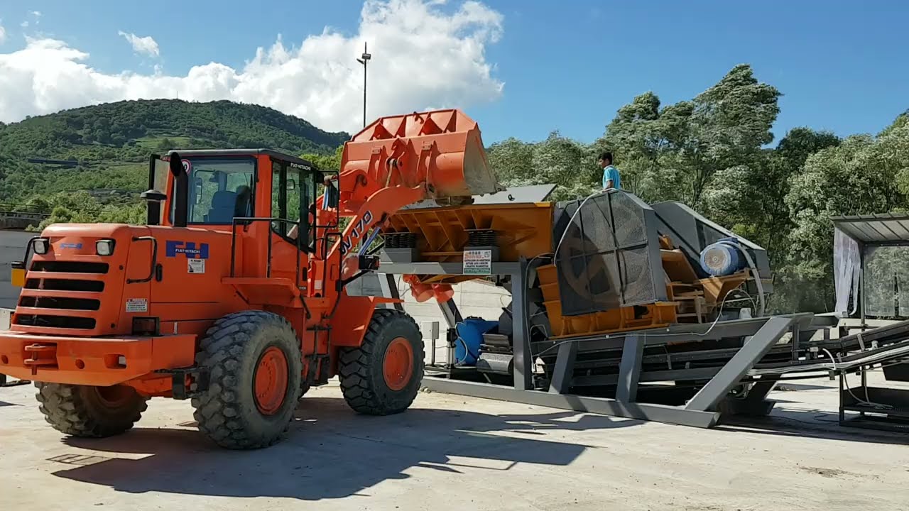 Impianto di Frantumazione inerti da costruzione e demolizione, Deferrizzatore e Nastro brandeggiante