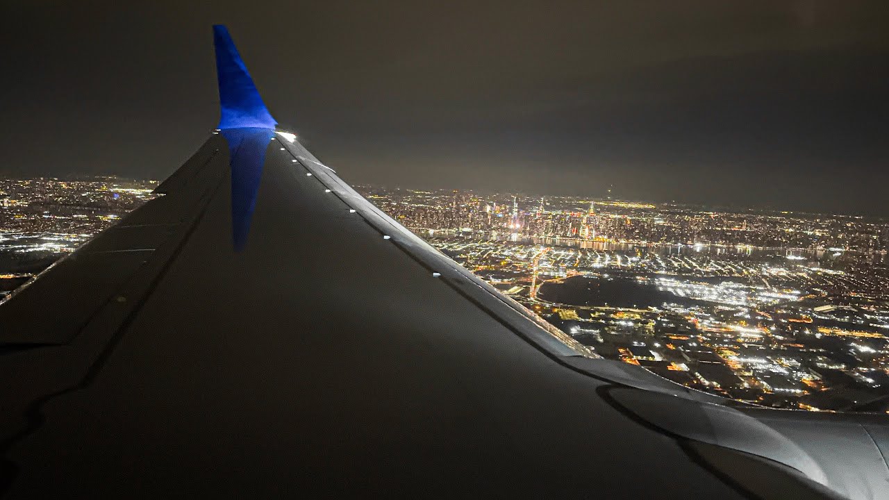 4K | United Boeing 737 MAX 9 NYC Skyline View Landing at Newark Liberty