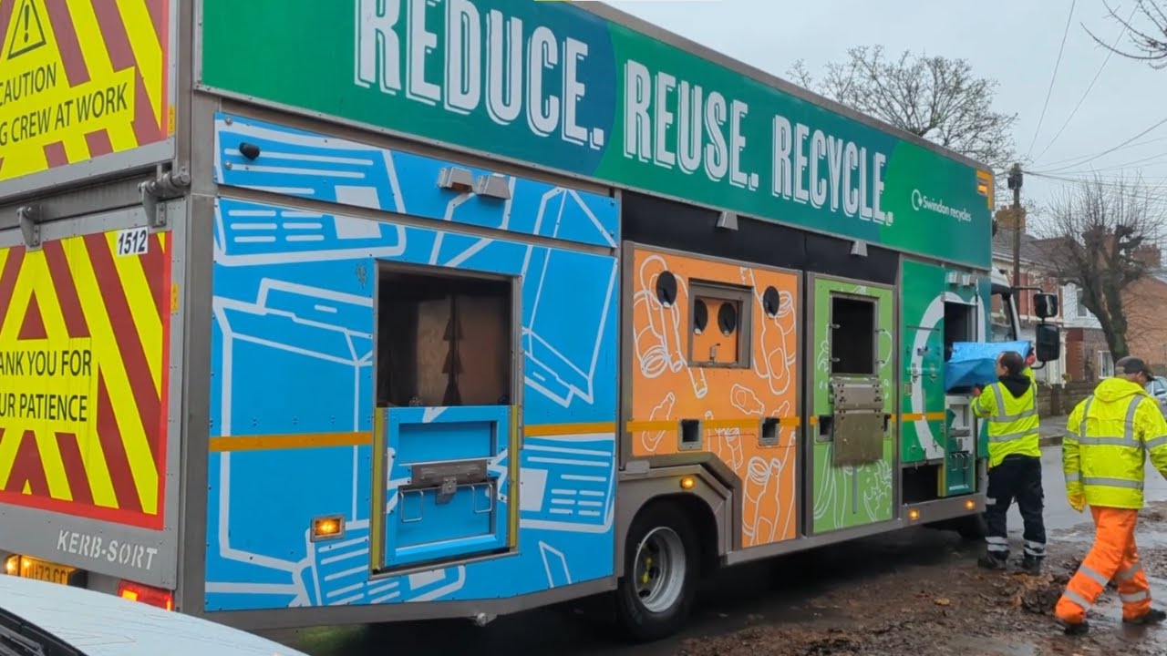 DAF LF Recycling Truck Collecting Recycling Boxes In Swindon
