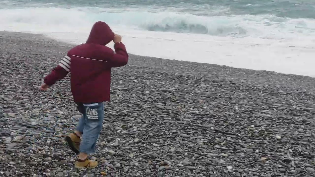 202602過年(二)七星潭的浪好大趕快跑