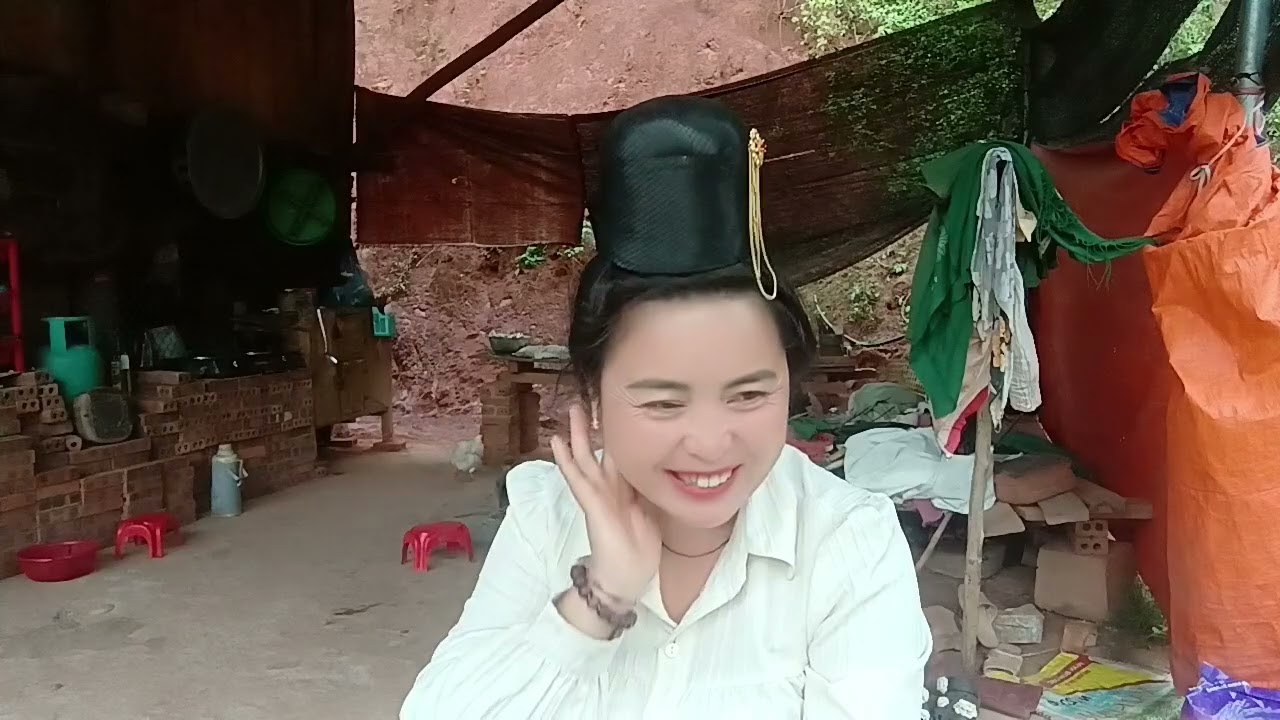 Không biết em gái ở đâu hỏi anh Khiêm bị giao thông bắt có hết nhiều tiền không chị