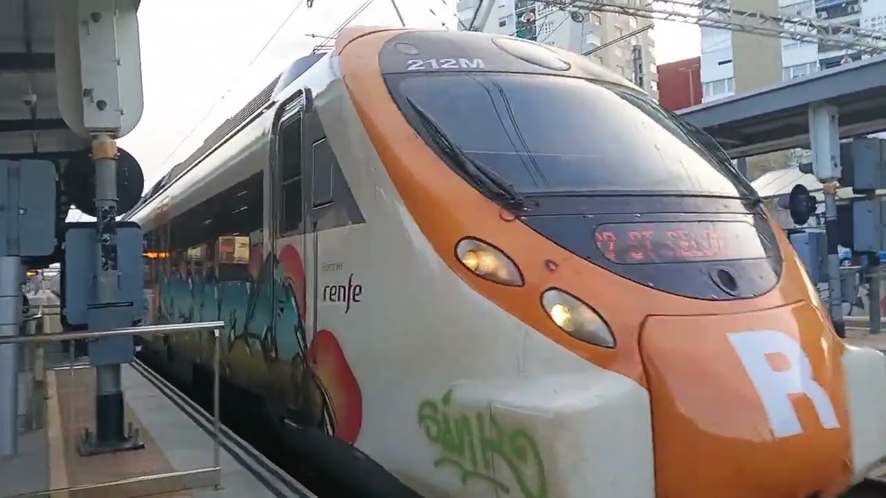 En la estación Bellvitge-Gornal Rodalies de Catalunya Civia 465 linea R2