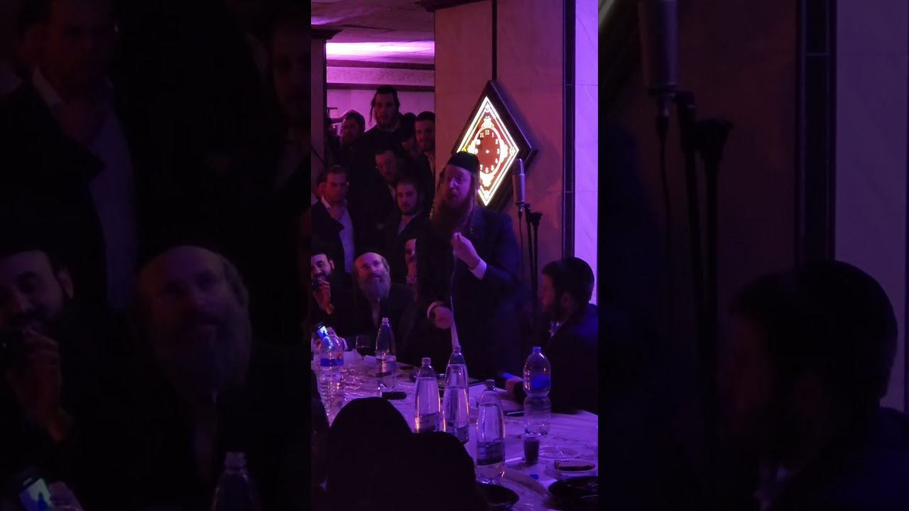 בחורי ישיבות יחד עם ר' אברהם מרדכי שווארץ בקומזיץ הקלטות לתקליט חדש בא