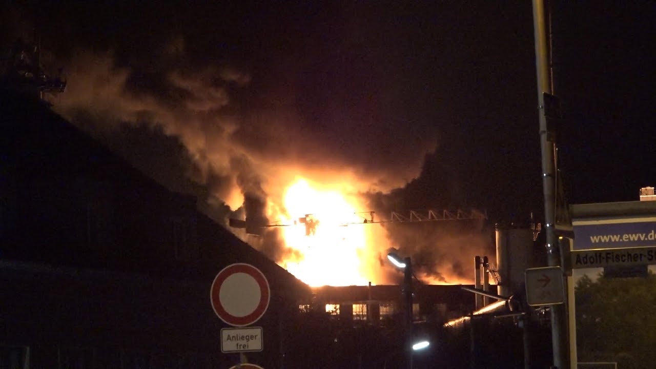 [Explosionen in der Zuckerfabrik] Einsatzfahrten zu Großbrand in Jülich