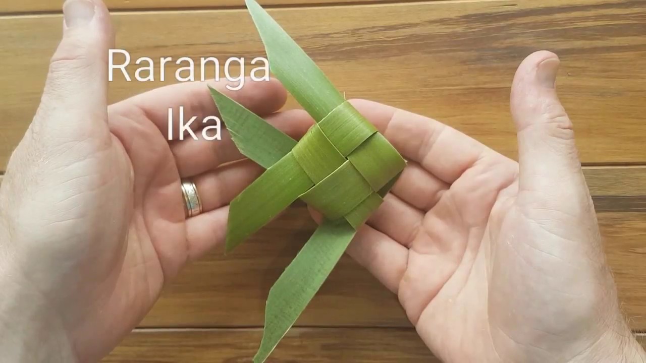 Raranga Ika - How to make a simple fish out of flax